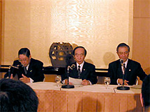 Government, labor, and management leaders announce an agreement at press briefing. (Dec. 4, Tokyo)