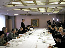 President Sasamori emphasizes that Govt.-Labor-Mgmt Agreement is "premised on maintaining jobs." (Dec. 5, Tokyo)