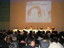 Talkfest was conducted under the theme “How You Can Reduce Greenhouse Gases.” (Nov. 25, Shinjuku)
