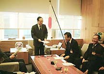 RENGO presented demands to CCS Fukuda (center) that government take appropriate measures for economic recovery and job problems (Dec. 16, Prime Minister's official residence.)