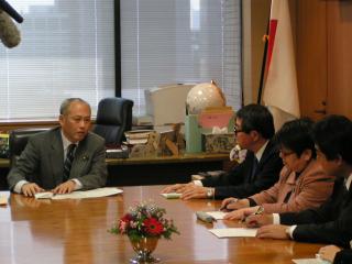 President TAKAGI met with Minister of Health, Labor and Welfare, MASUZOE (left)